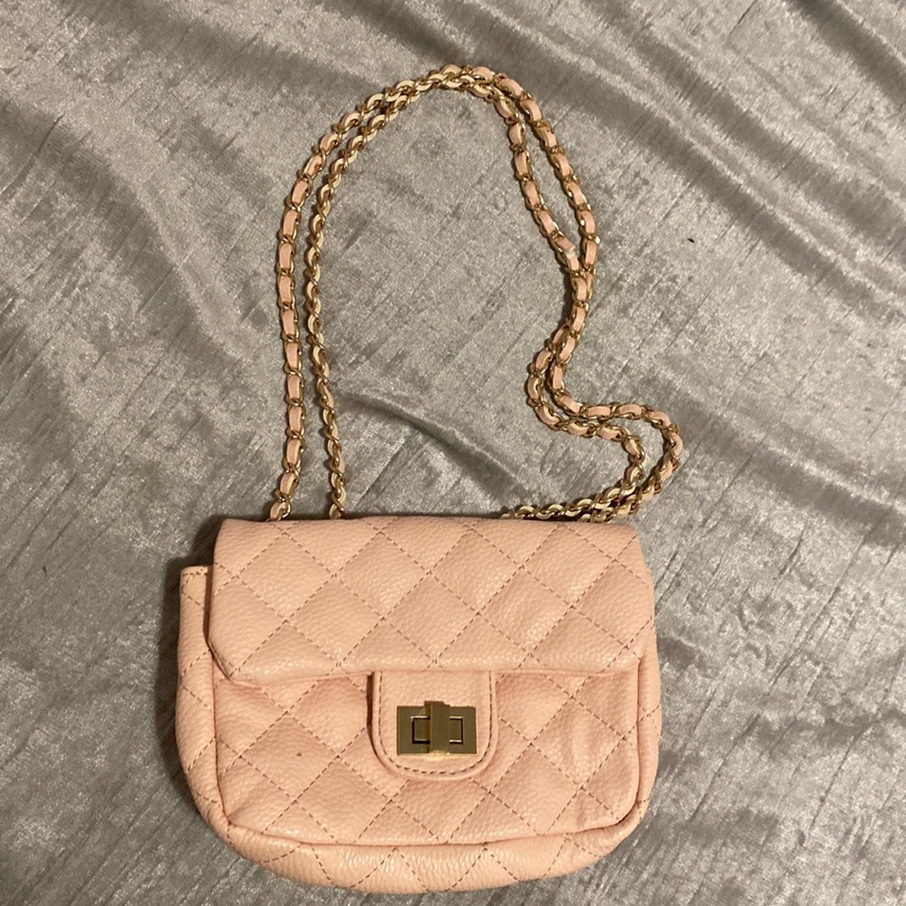 Cute pink small handbag & never been used. In good condition.
